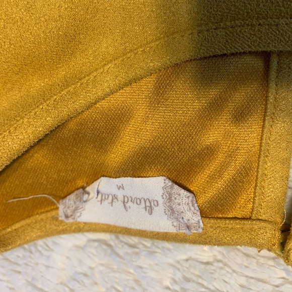 Altar’d State Blouse round cut - Picture 6 of 8